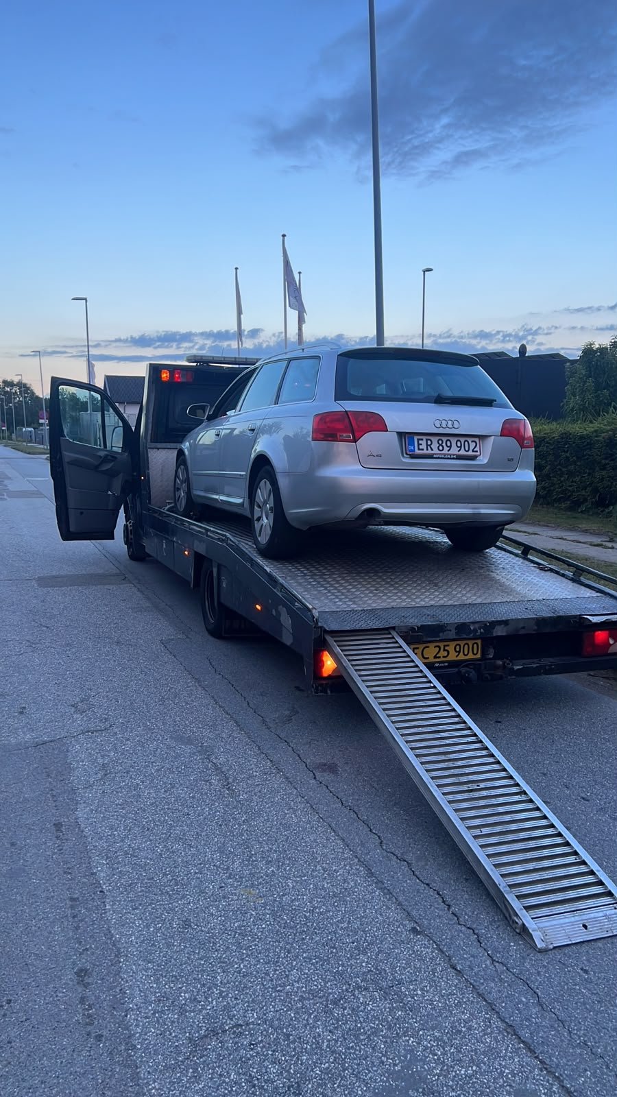 Gratis afhentning af skrotbil Audi A4 med autotransporter - Skrotbilpris.dk